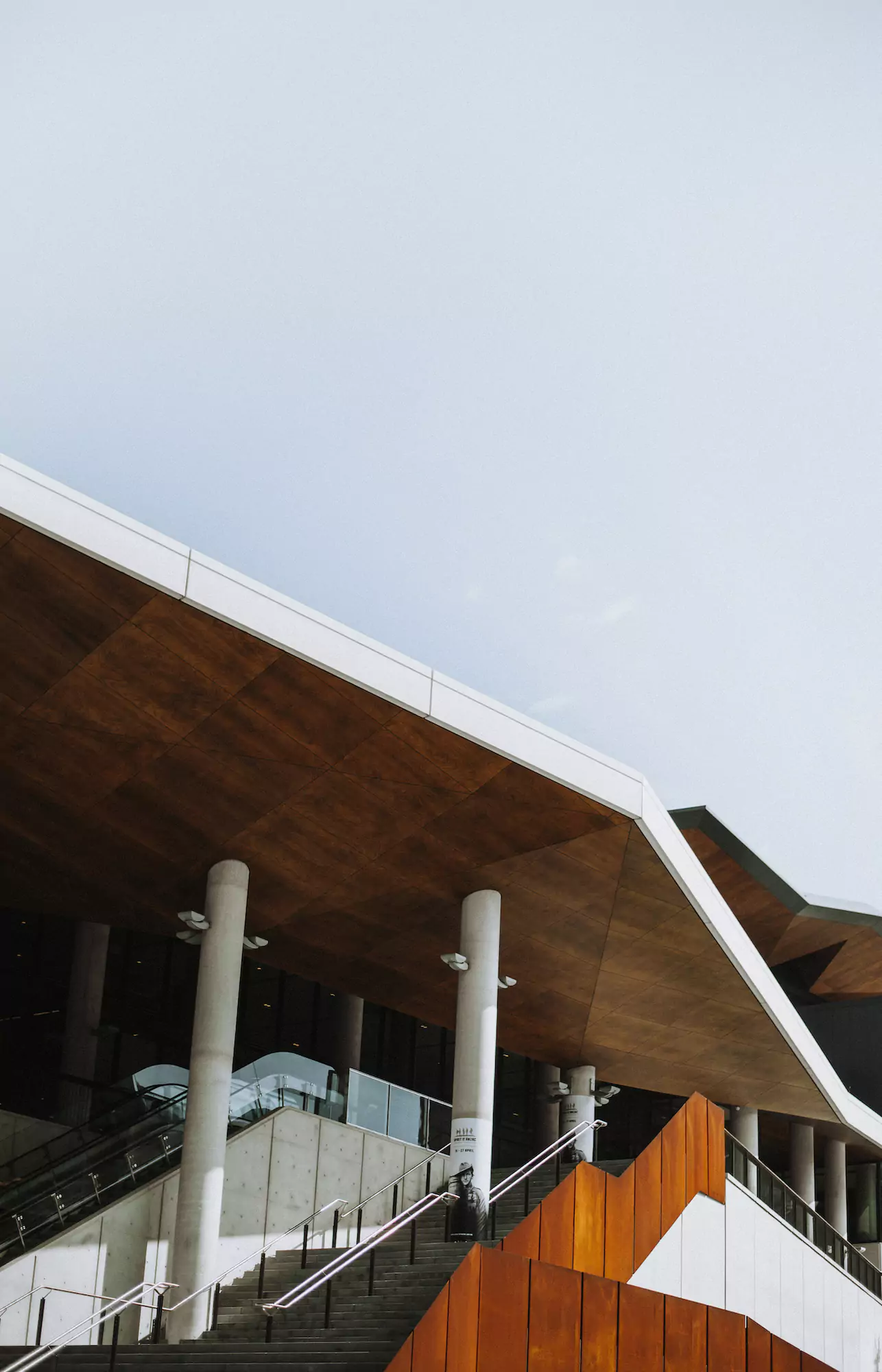 Una scala vuota sotto un tetto ad angolo a Darling Harbour, Sydney, Australia